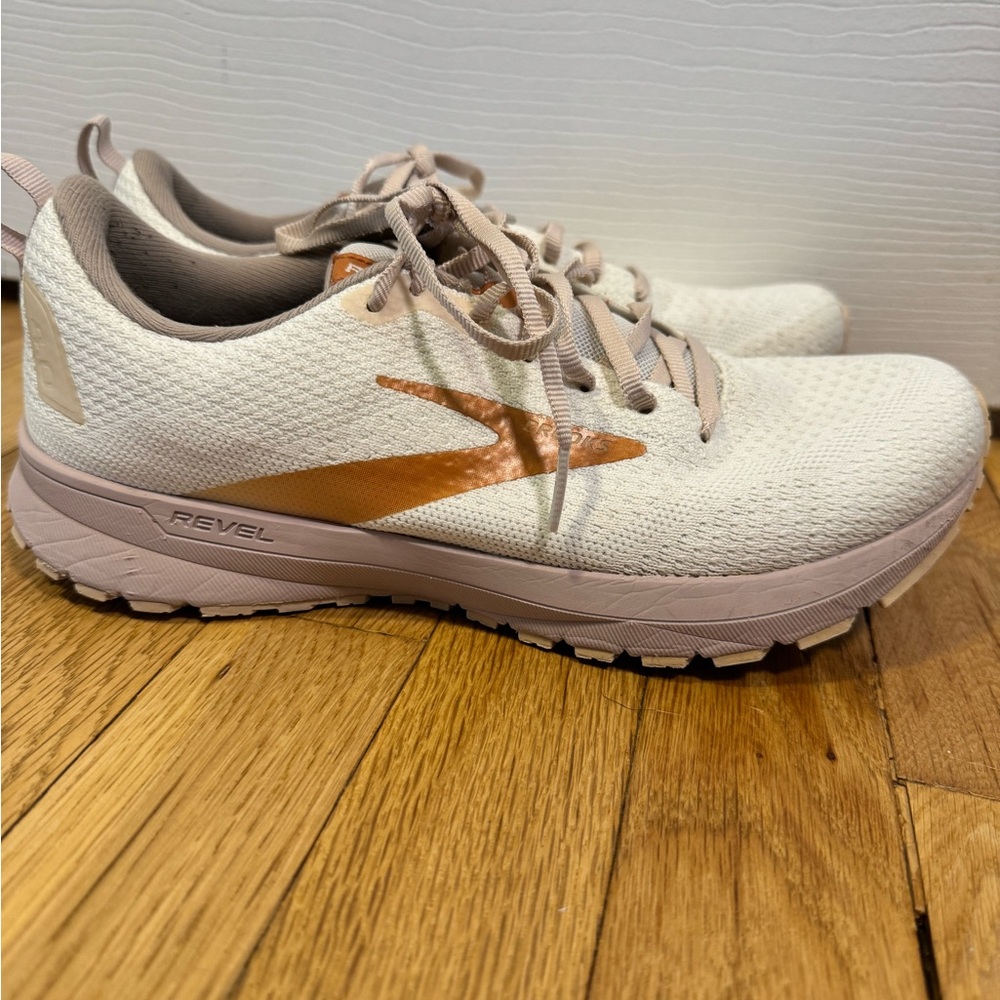 Brooks Revel 4 women’s 9 white pink neutral sneakers running